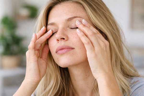 Persona al aire libre con visión clara y expresión relajada